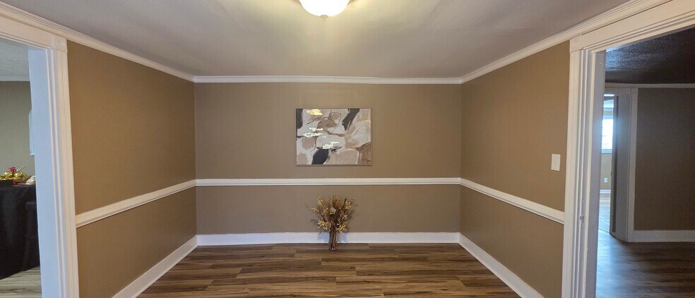 Full size Dining Room - 7043 S Goddard Rd