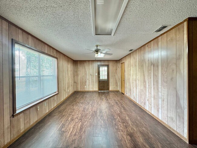 Building Photo - Spacious 3 bedroom 2 bathroom home in Tyler!
