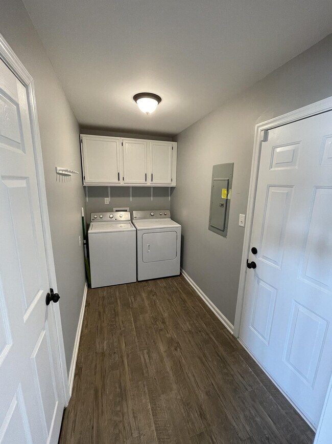 Building Photo - 1331 Middleneck Dr