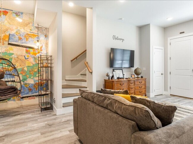 Building Photo - Flexible Lease Lengths! Furnished Southside Townhome