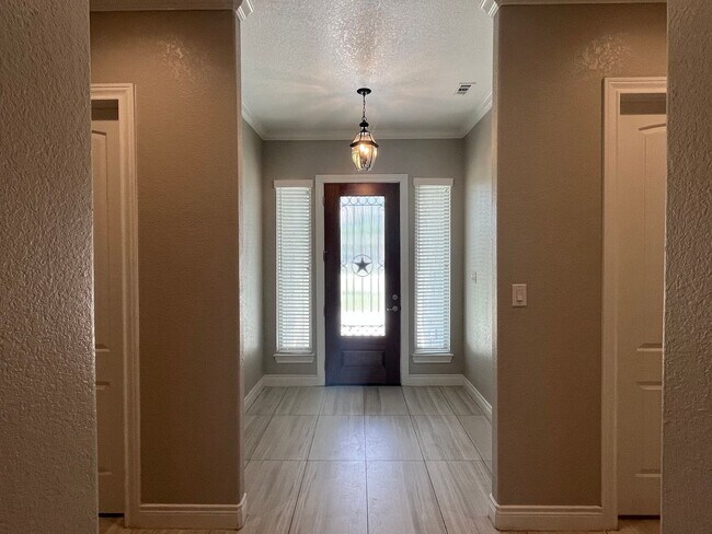 Building Photo - 4815 Viewcrest Rd