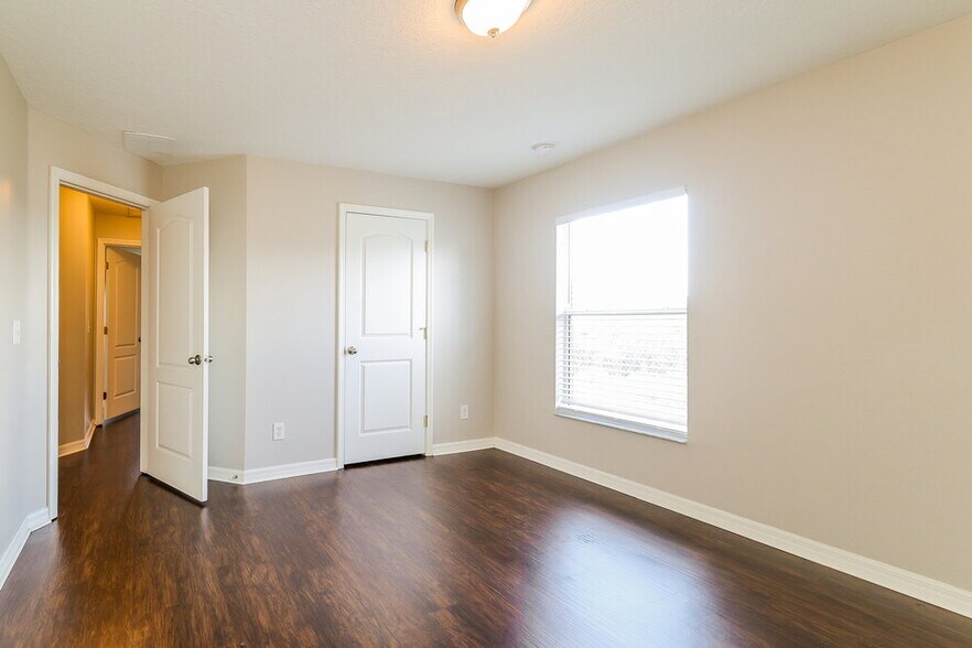 Building Photo - 1900 Southern Oak Loop