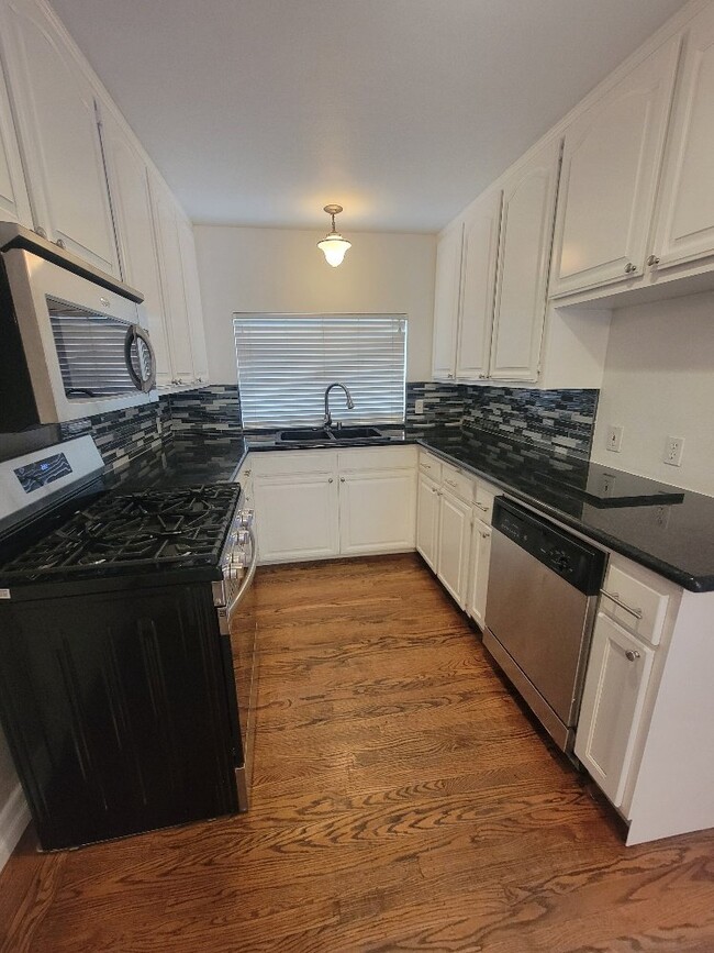 Building Photo - "Charming 3-Bed, 1.5-Bath home