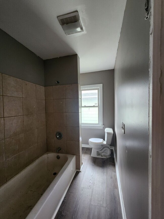 Building Photo - Four Bedroom Single Family Home!