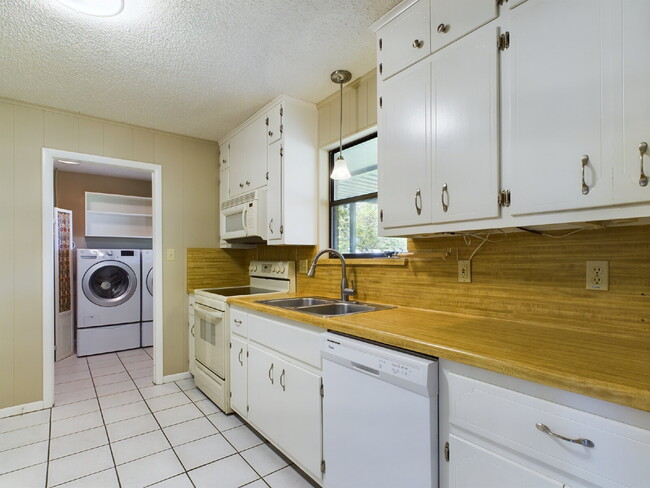 Building Photo - Generous 3-Bed, 2-Bath Home in Fredericksb...