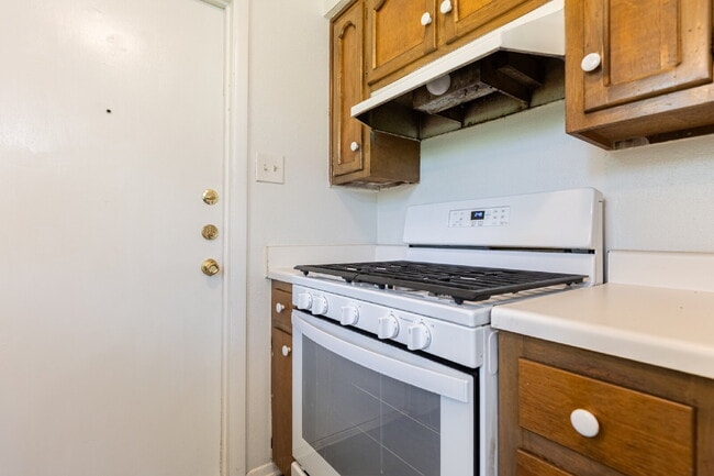 Building Photo - 4910 Tennyson Dr