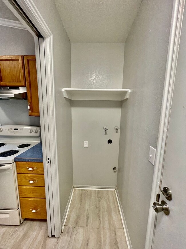 Building Photo - Conveniently Located Two-Bedroom Townhome