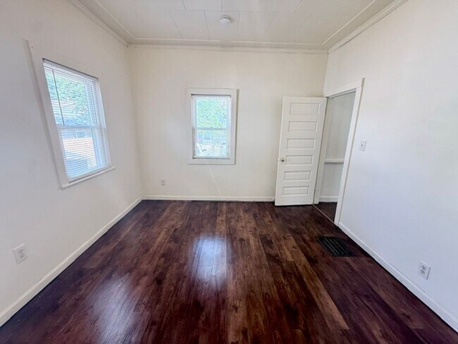 Building Photo - 4 Bedroom Single Family Home in West Haven