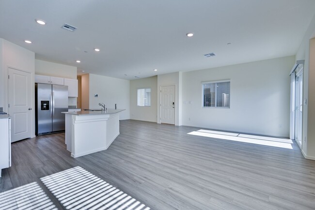Building Photo - NW 3 Bedroom Townhouse!! Gated Community P...