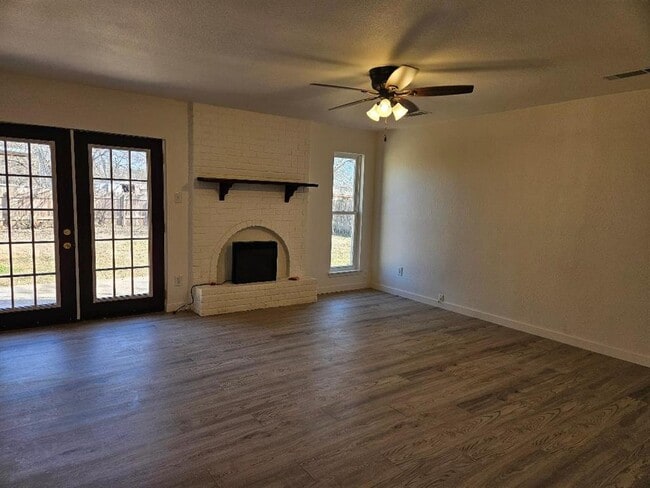 Building Photo - 1511 W Mesa Park Dr