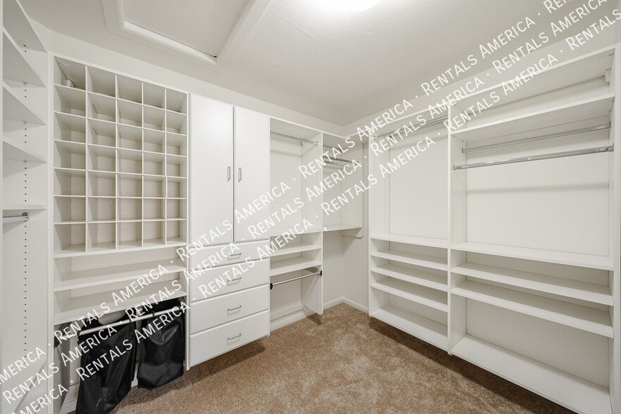 Building Photo - 1635 W Wisteria Dr
