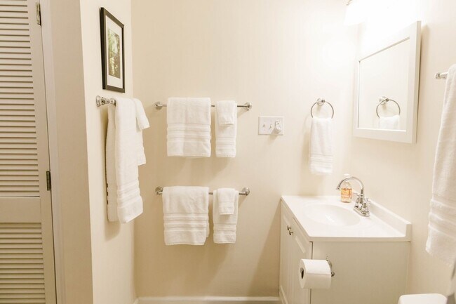 Building Photo - FULLY FURNISHED - Charming 3BR House in Arden