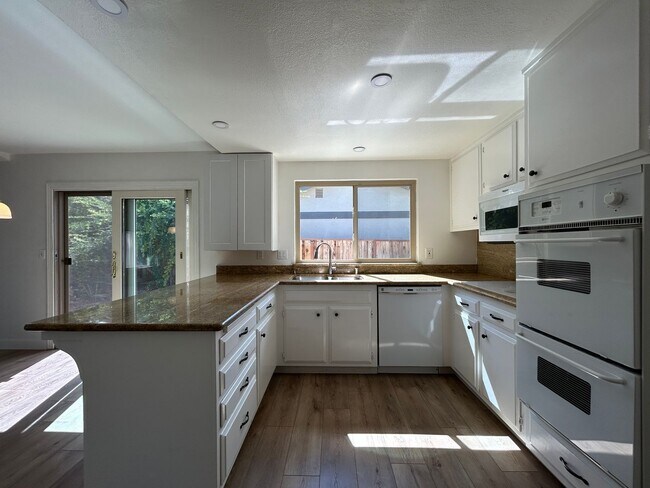 Building Photo - Spacious 4-Bedroom 2.5 Bath Single-Story H...