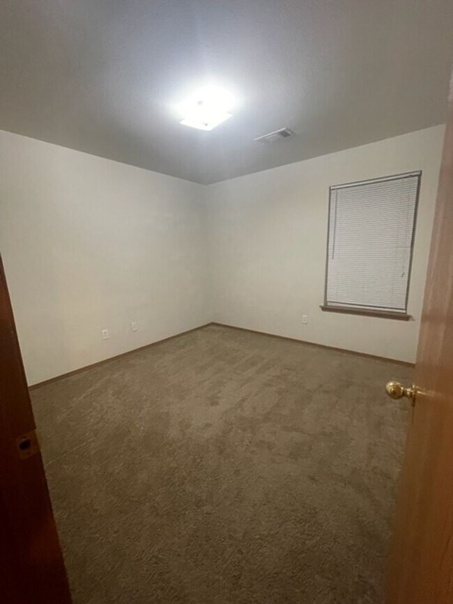 Building Photo - 317-319 E. Asher Ct.