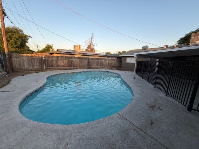 Building Photo - Affordable 3 BD 2 BA house in SW Bakersfield on a corner lot