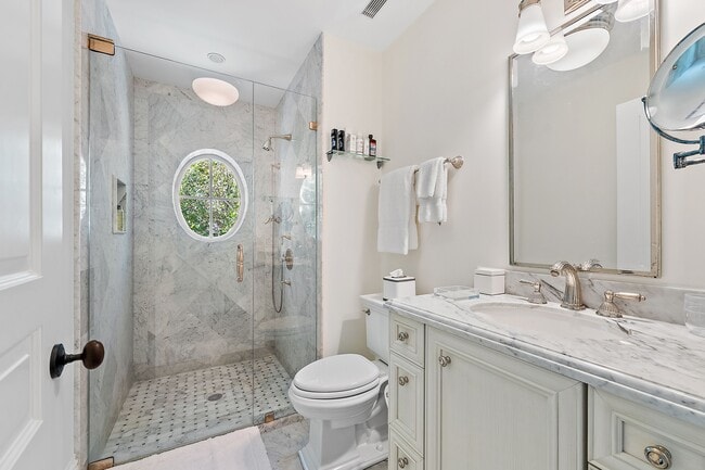 Building Photo - 210 Emerald Ln