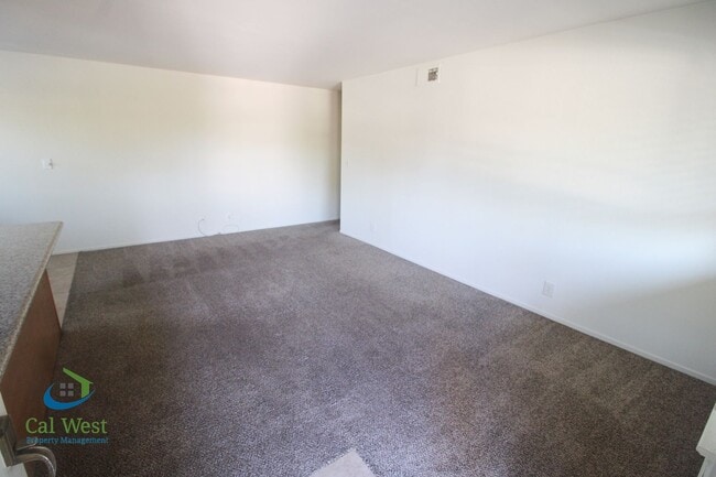 Building Photo - $2395 - 2 Beds/1 Bath Upstairs Condo Near ...