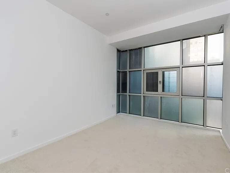 Building Photo - 630 W 6th St