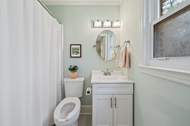 Building Photo - Available Early July! - Beautiful Furnished 3 Bed/2 Bath Home Close to Duke and Downtown Durham