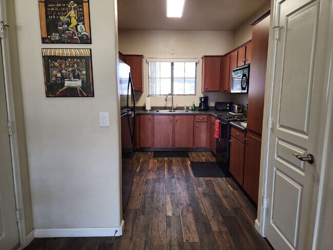Building Photo - Fully furnished 2 bedroom 2 bathroom unit ...