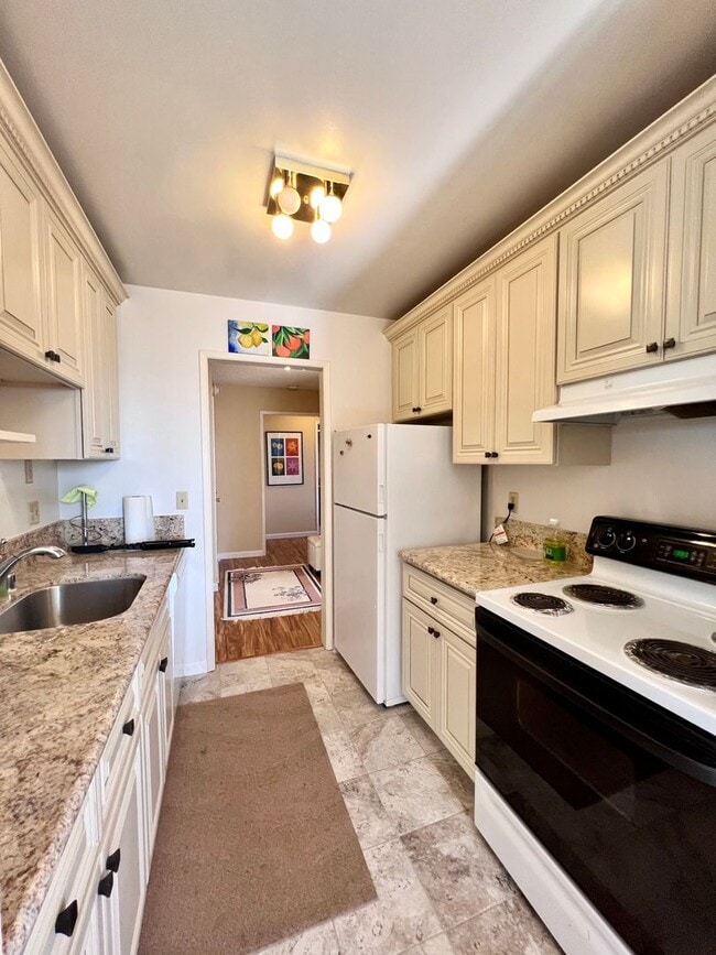 Building Photo - Large furnished one bedroom with spectacular water views