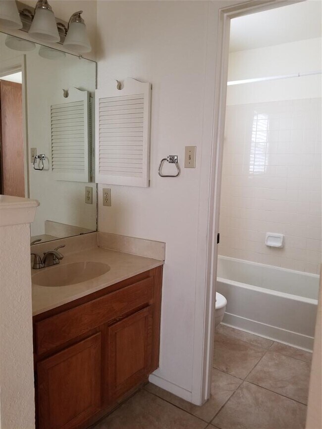 Building Photo - 740 Simonetti Dr