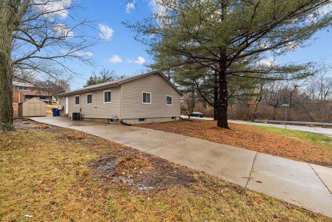 Building Photo - 2410 Bruno Ave