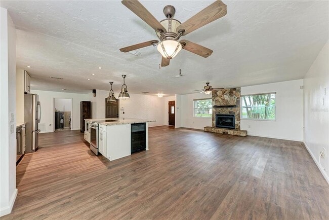 Building Photo - 451 N Shore Dr