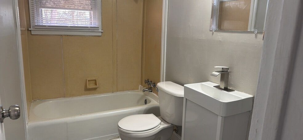 Building Photo - 522 Williams St