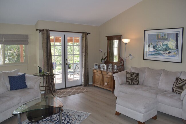 Building Photo - 2 Bedroom 2 Bath Single Story Golf Course ...