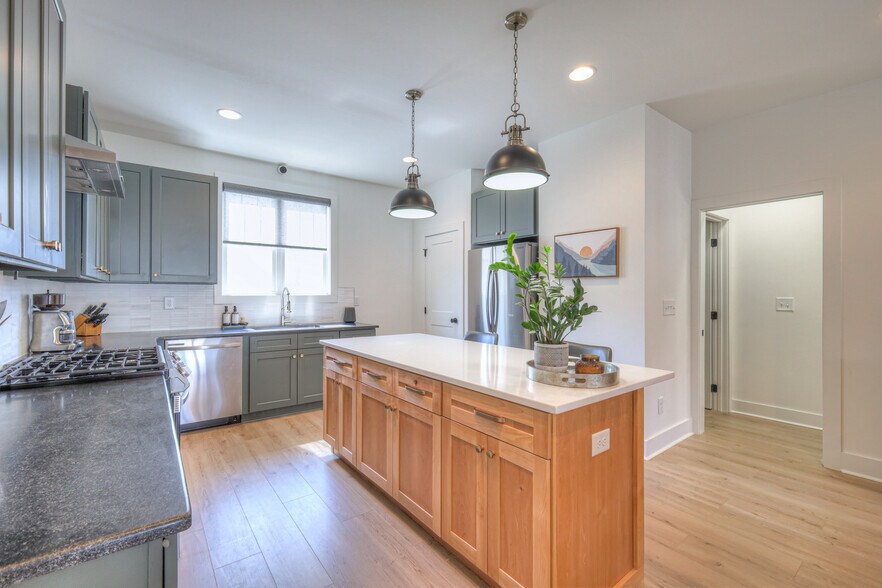 Building Photo - 312 Duke St