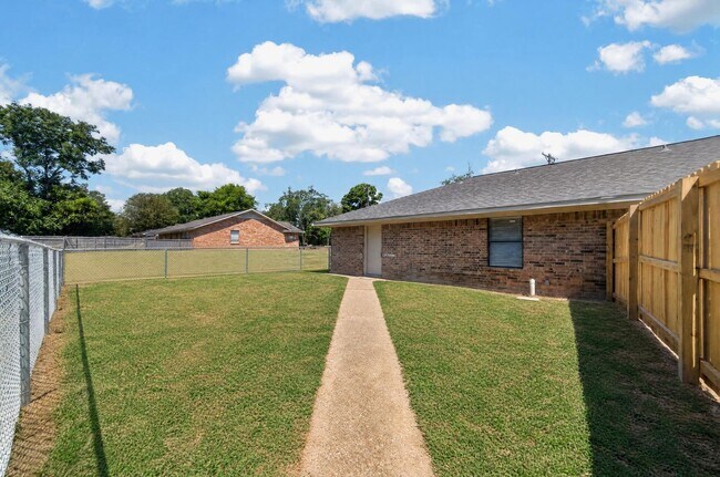 Building Photo - 3803 CR 149