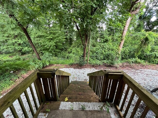 Building Photo - Adorable 2 Bed 1 Bath Available NOW!