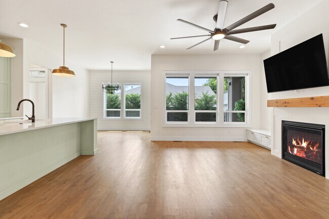Building Photo - 207 W Wrangler St