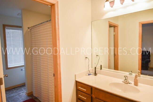 Building Photo - 2 Bedroom 2.5 Bathroom In West Des Moines with 2 car garage attached