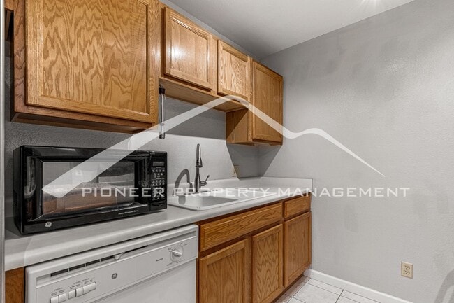 Building Photo - Great Condo with Central AC and Community Pool!