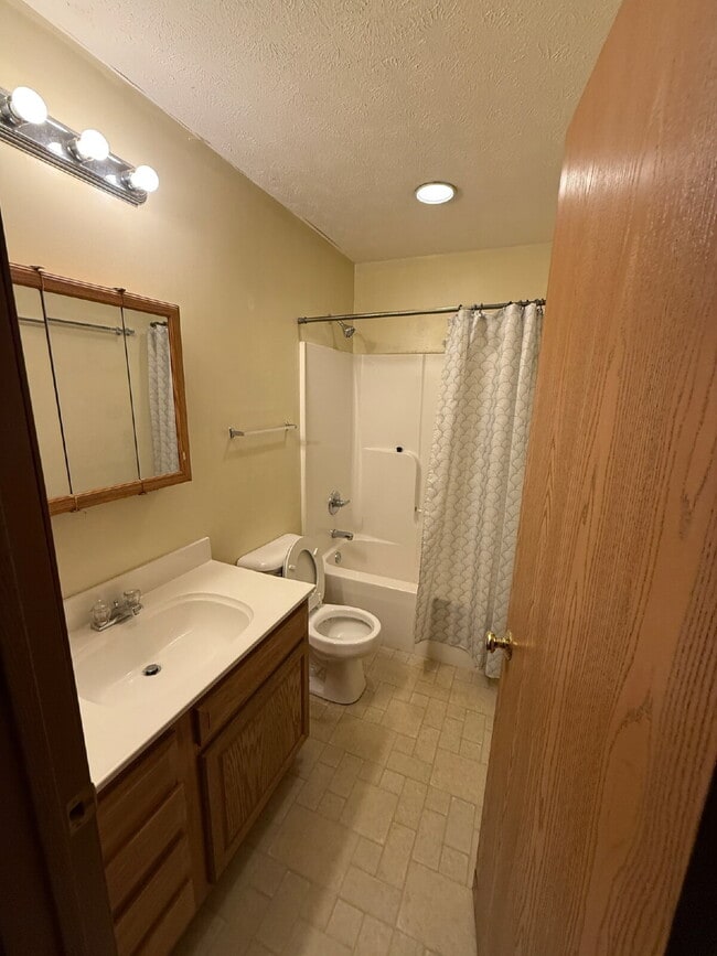 Building Photo - Charming 2-Bedroom Duplex on Campbell Road – Your Home in Sidney!