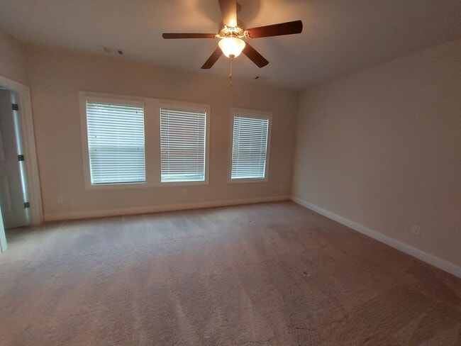 Building Photo - Large 3 Bedroom Luxury Townhome on Silver ...