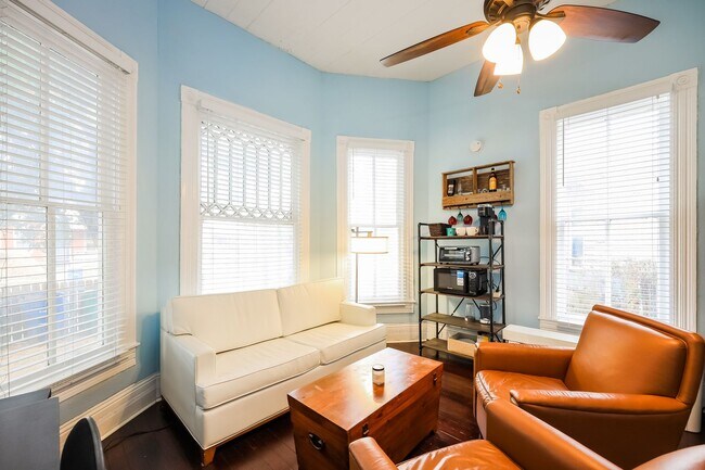 Building Photo - Charmer Close to Downtown!