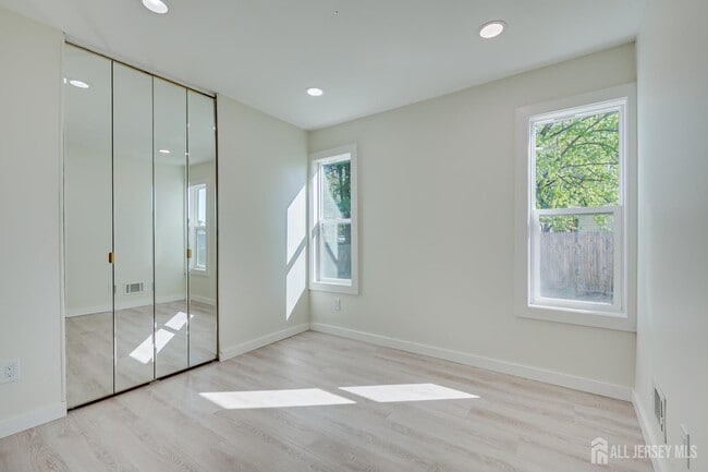 Building Photo - 6 Woodbury Rd