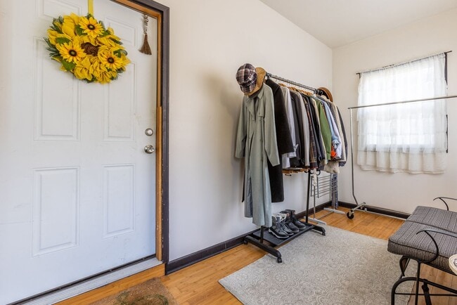 Building Photo - AVAILABLE AUGUST 2026 - Beautiful 2 bedroom Home on a Quiet Street!