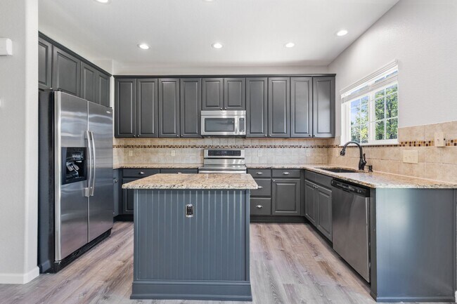 Building Photo - Spacious 5 bedroom home in the heart of Pa...
