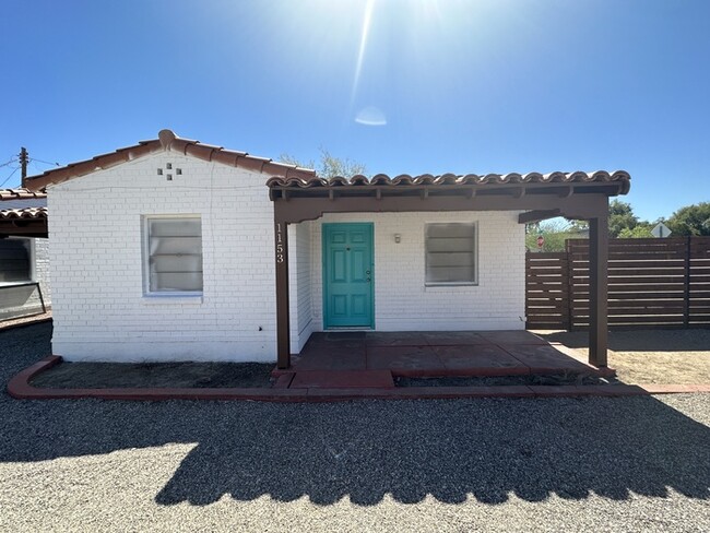 Building Photo - Modern Renovated 1 Bedroom Cottage with W/...