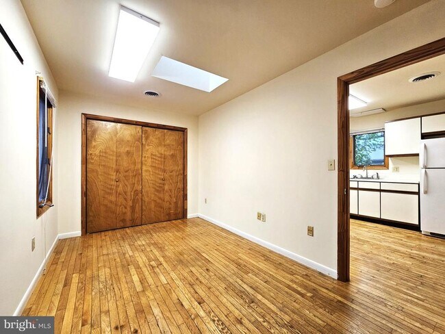 Building Photo - 809 Hanson St