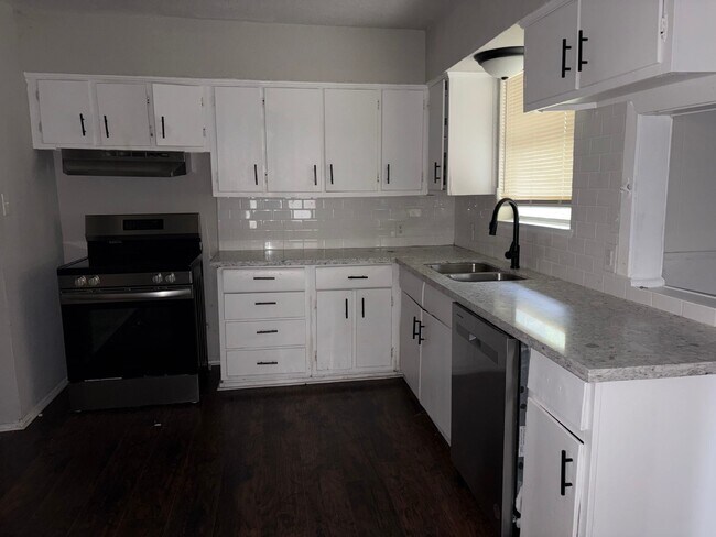 Building Photo - 6122 Glenhurst Dr