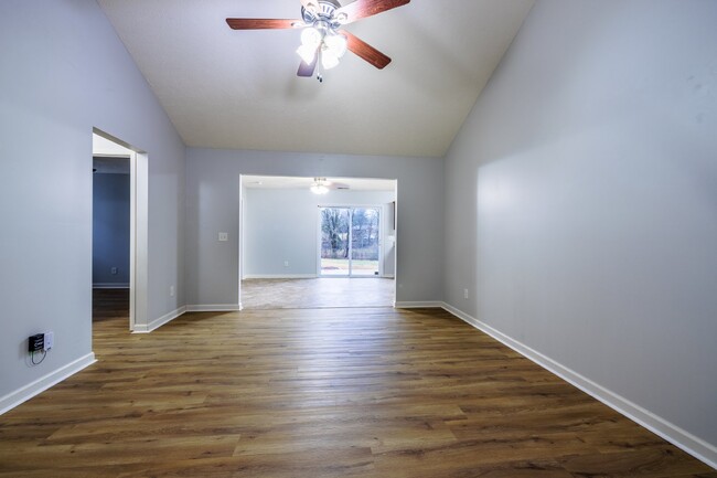 Building Photo - NOW AVAILABLE!!  Quaint 3 Bed, 2 Bath Home...