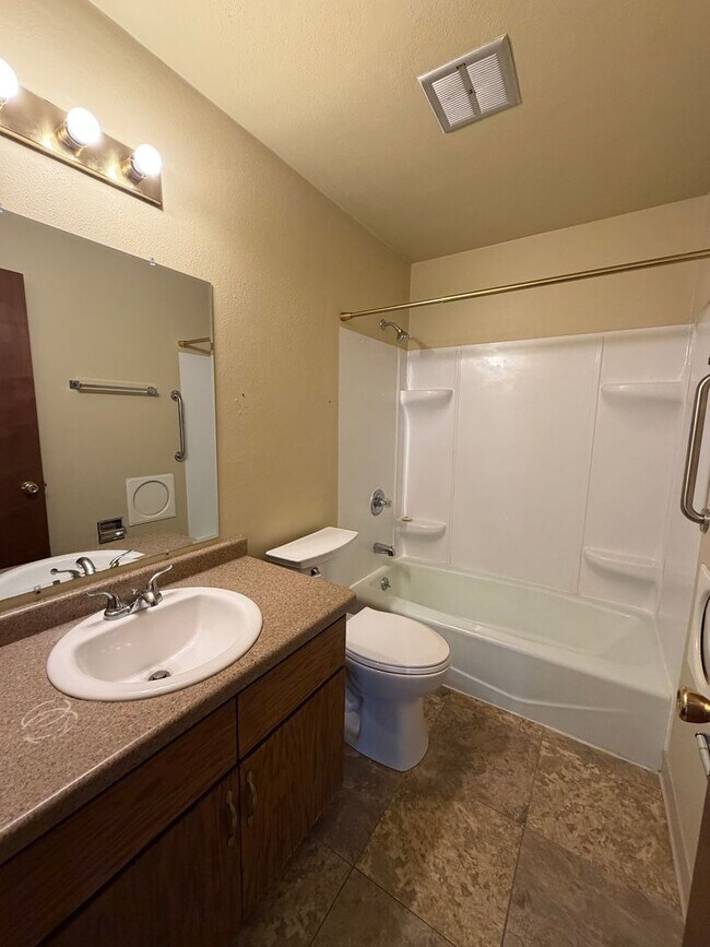 Building Photo - Midpark Duplex