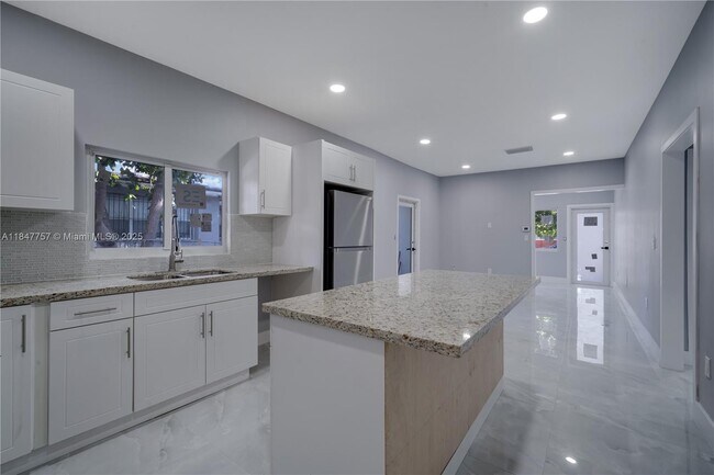 Building Photo - 1114 SW 13th Ct