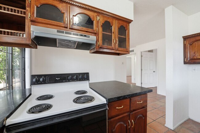Building Photo - Maintained Mesa rental offering comfort, convenience, and easy access to everything the East Vall...