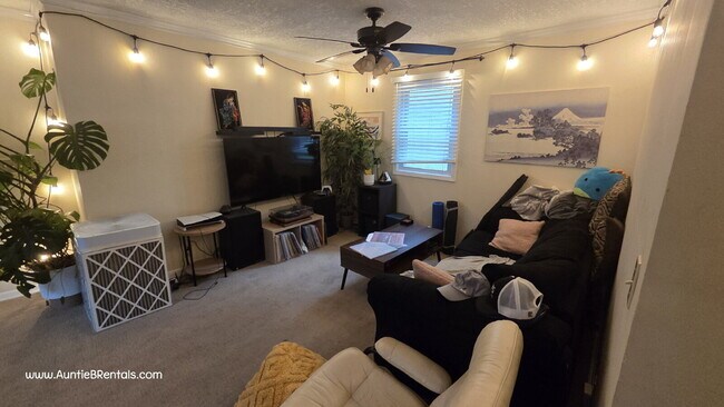 Building Photo - 2BR/1BA Duplex in NE Minneapolis 8/1 move in